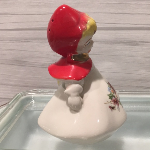 Hull vintage shaker.  Red ridinghood salt shaker.Rare - Picture 3 of 7